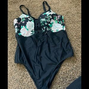 One piece with cross pattern